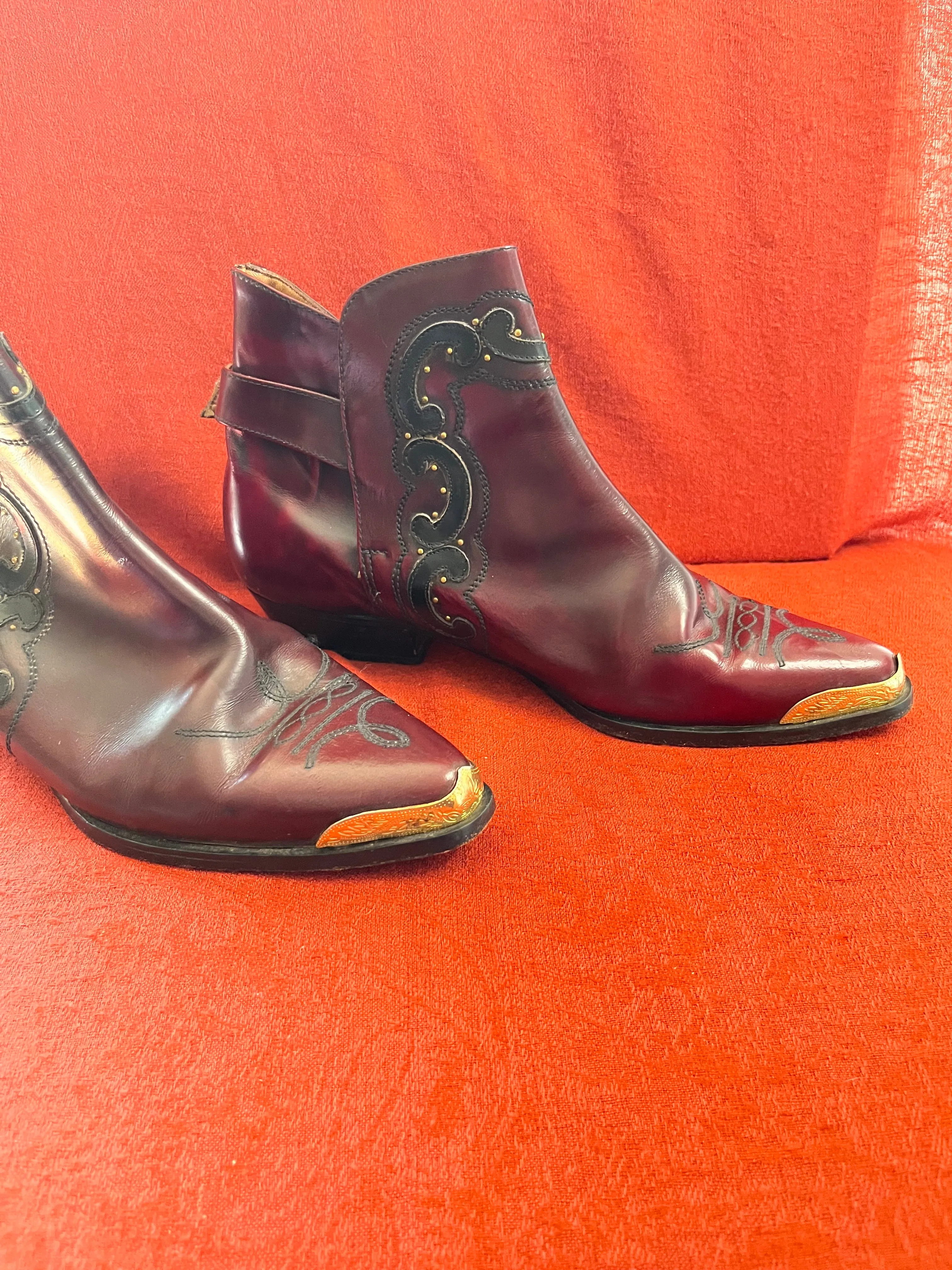 Pollini Hecho En Chilé Burgundy Leather Ankle Boots with Gold Tone Accents Size 39.5 (9 US)