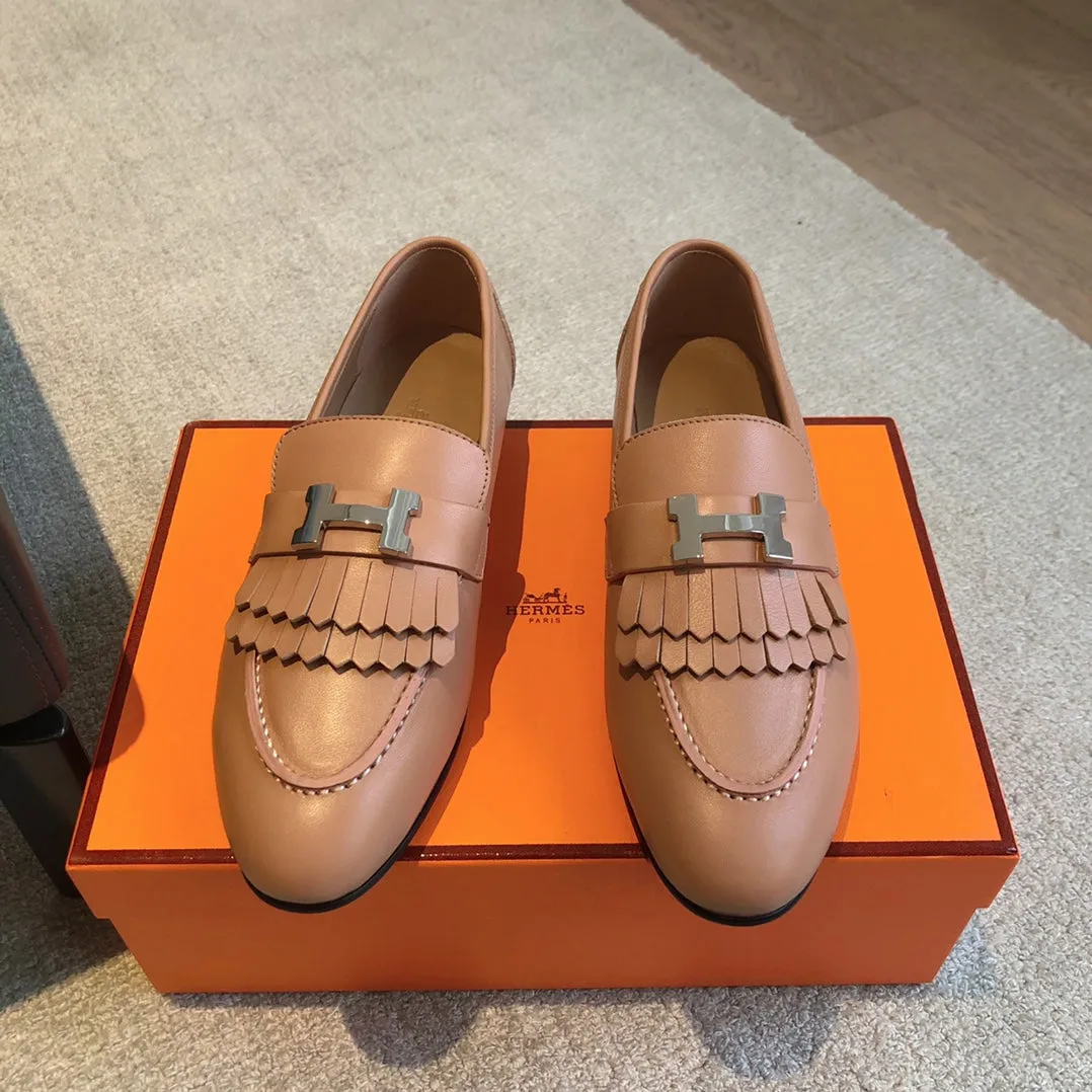 Royal Loafer Beige Perlino Calfskin With Fringe Detail And Silver Signature Buckle 509417